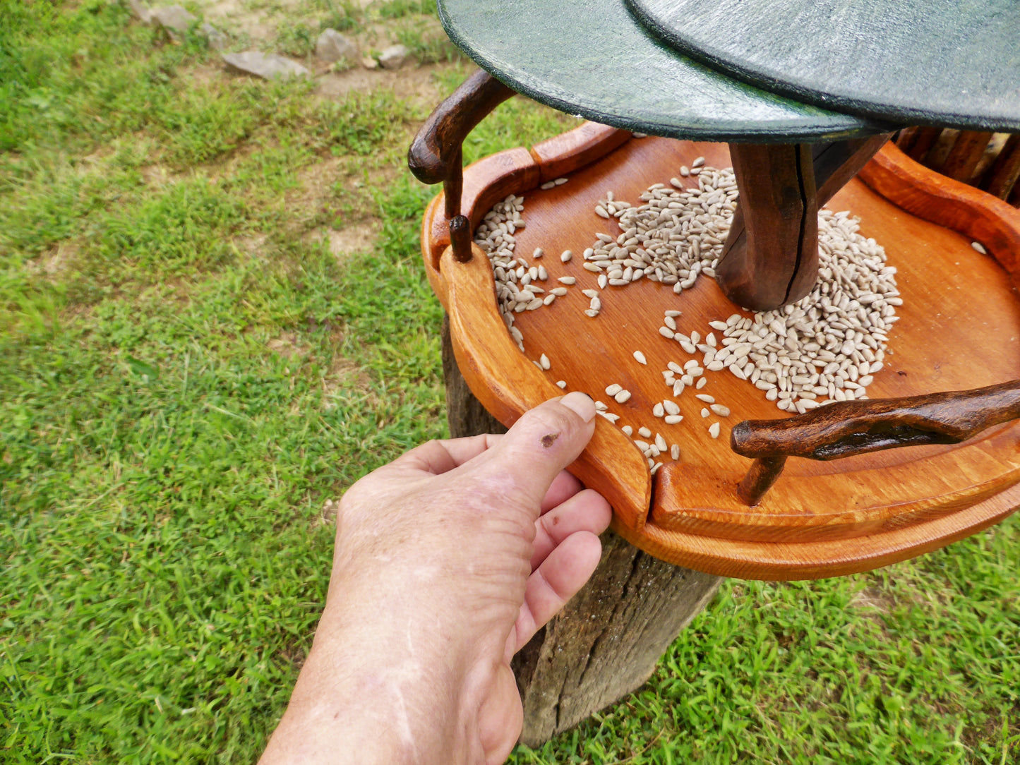 Vogelfutterhaus mit grünem Dach und Meisenknödelhalter - BalkanwoodDesign Handmade