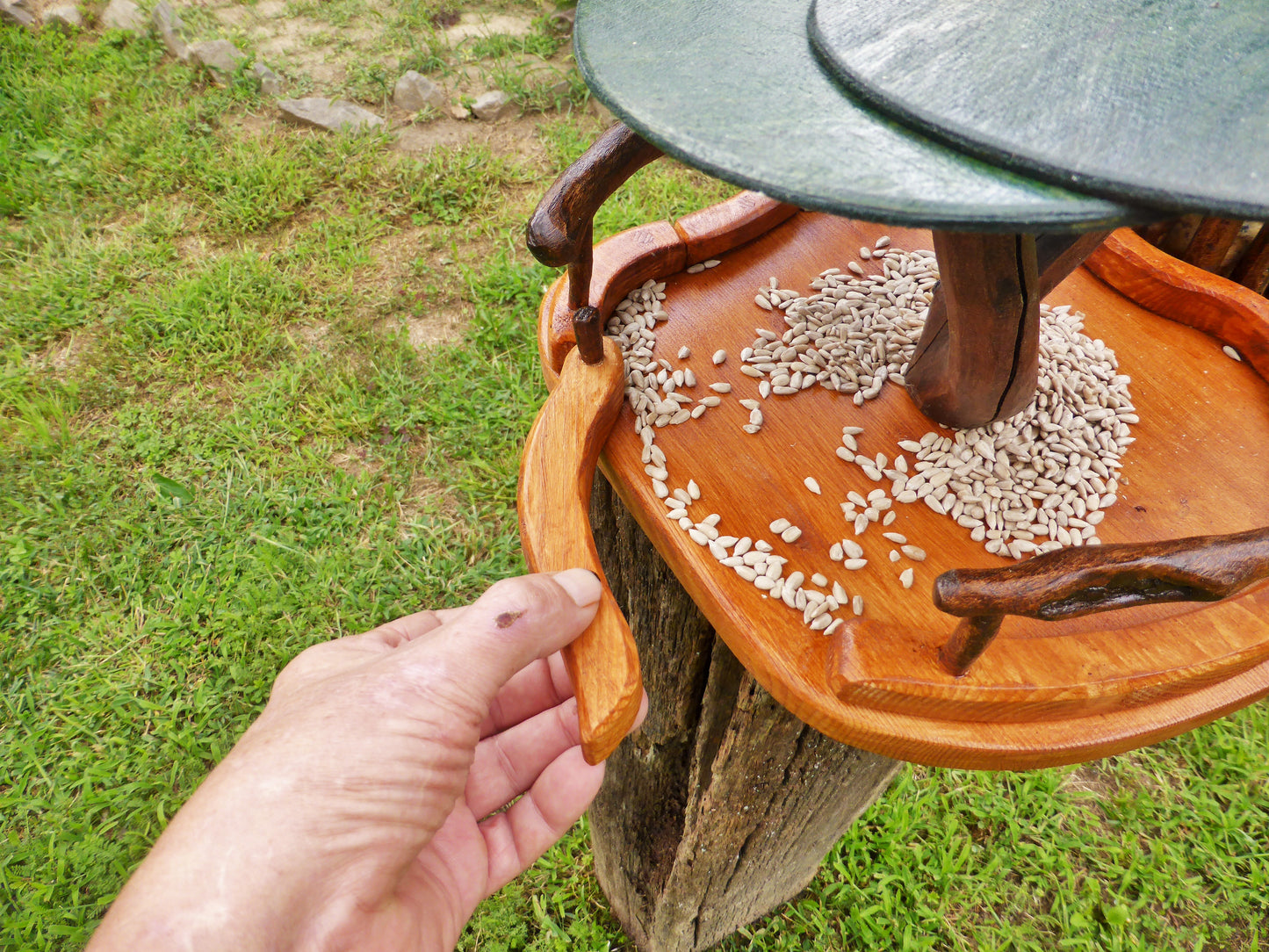 Vogelfutterhaus mit grünem Dach und Meisenknödelhalter - BalkanwoodDesign Handmade