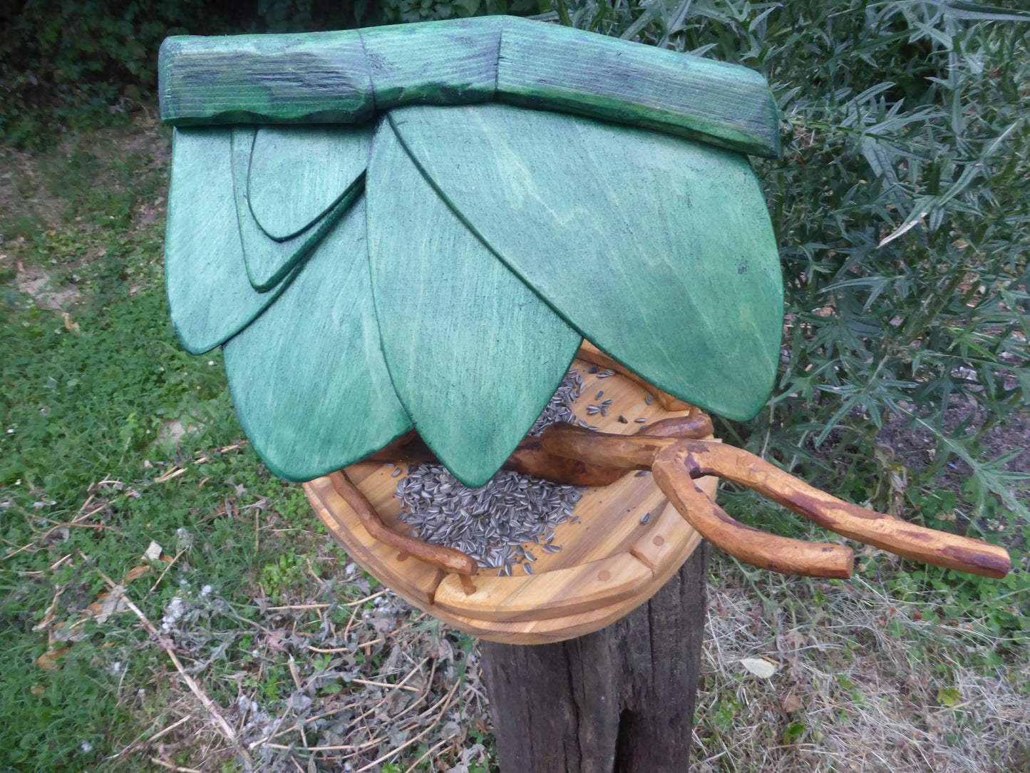 Vogelhaus Naturform mit grünem Dach