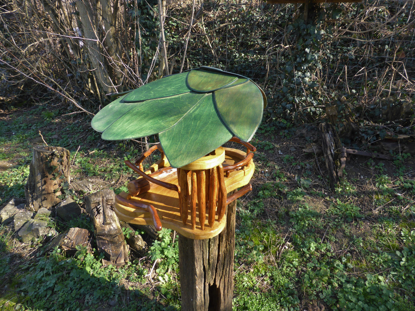 Vogelfutterhaus mit grünem Dach und Meisenknödelhalter - BalkanwoodDesign Handmade