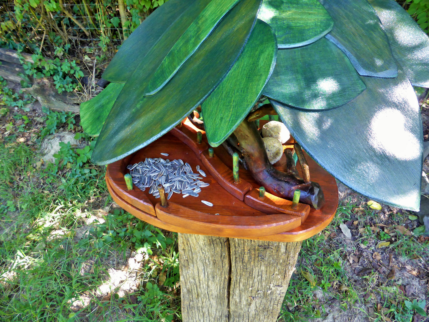 Vogelfutterhaus mit grünem Dach und Meisenknödelhalter - BalkanwoodDesign Handmade