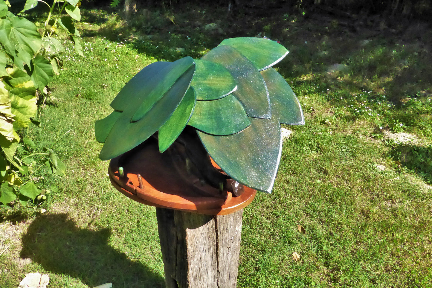 Vogelfutterhaus mit grünem Dach und Meisenknödelhalter - BalkanwoodDesign Handmade