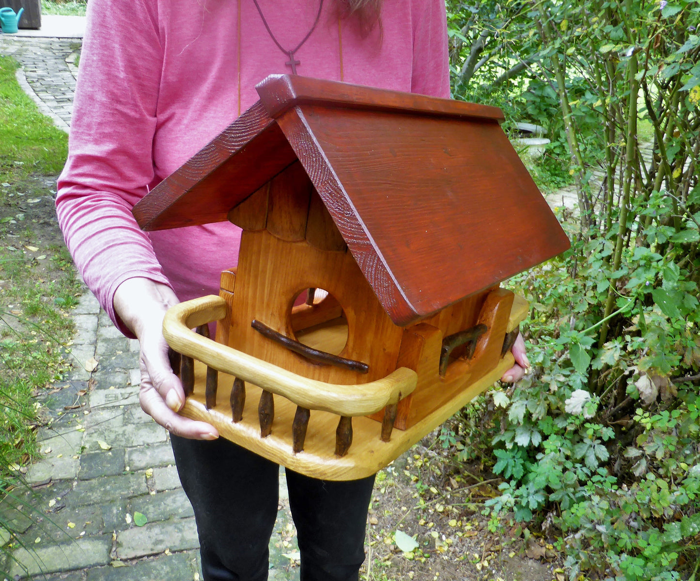 Vogelfutterhaus mit rotem Dach und Meisenknödelhalter - BalkanwoodDesign Handmade