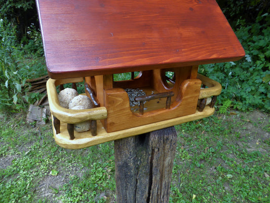 Vogelfutterhaus mit rotem  Dach und   Meisenknödelhalter - BalkanwoodDesign Handmade