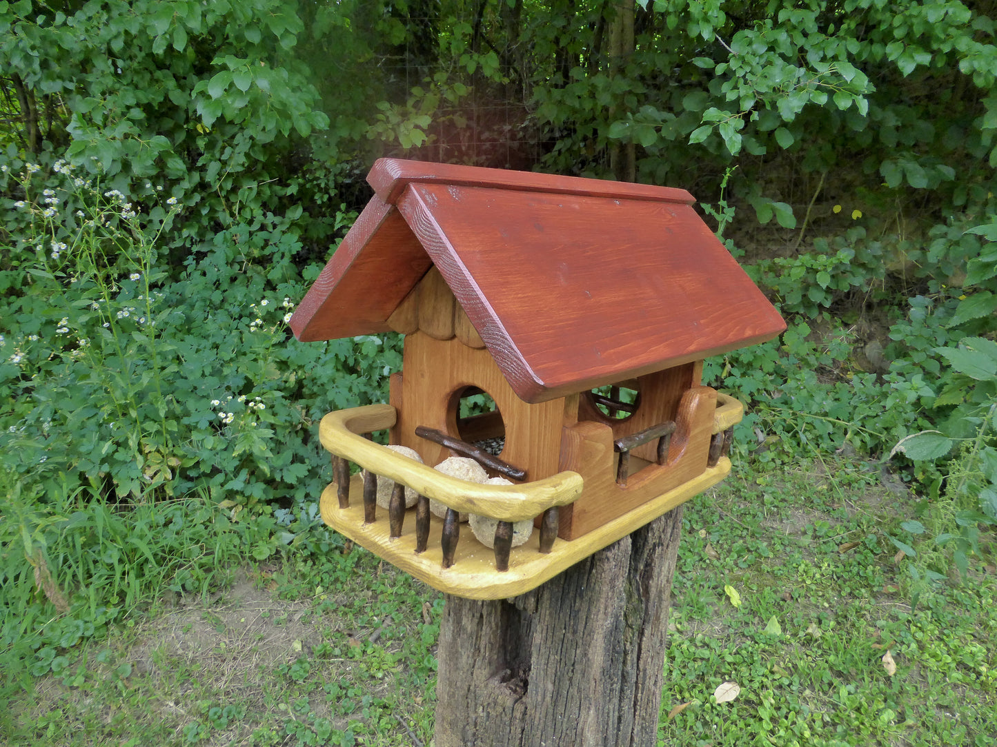 Vogelfutterhaus mit rotem Dach und Meisenknödelhalter - BalkanwoodDesign Handmade