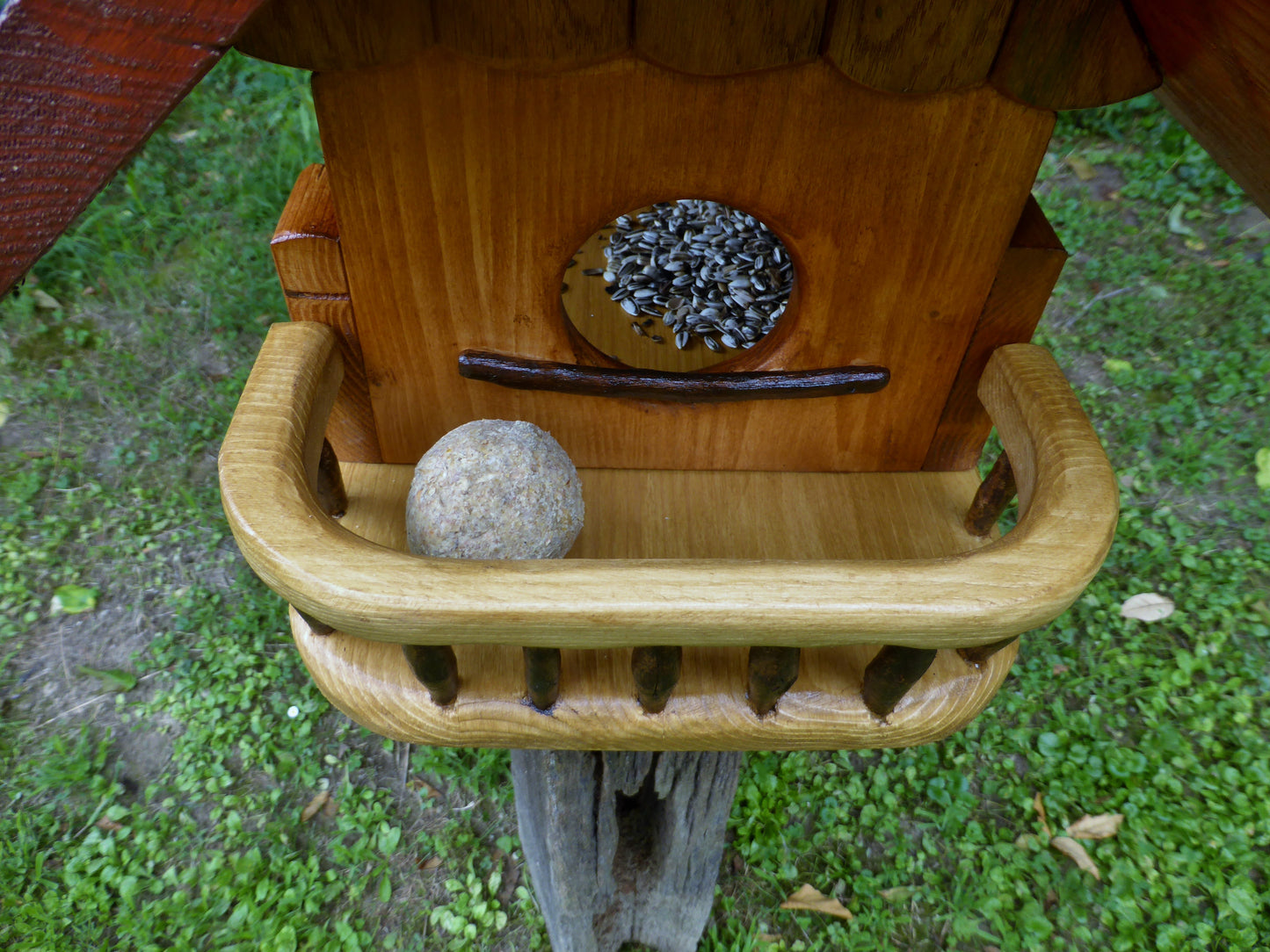 Vogelfutterhaus mit rotem Dach und Meisenknödelhalter - BalkanwoodDesign Handmade