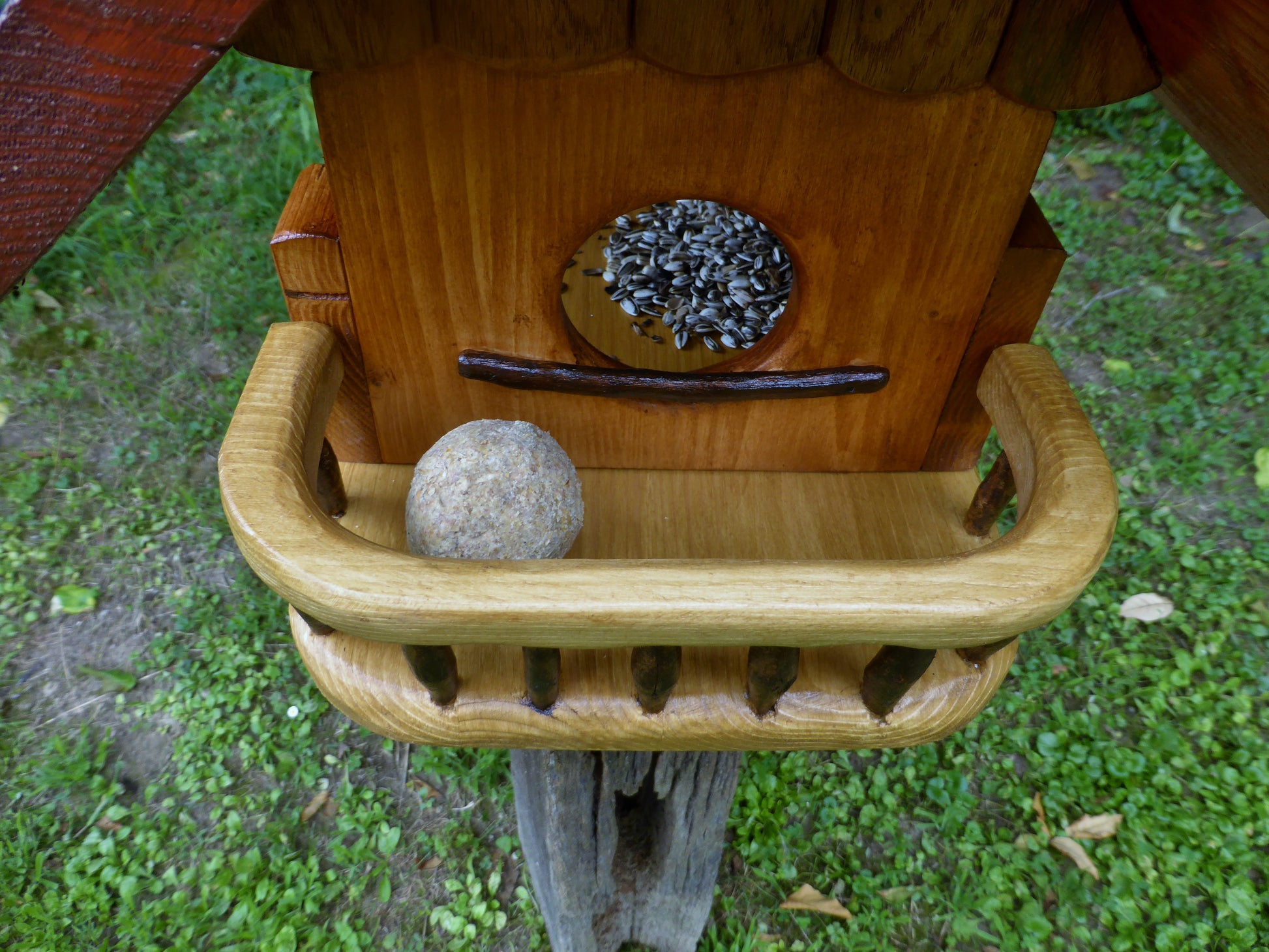 Vogelfutterhaus mit rotem  Dach und   Meisenknödelhalter - BalkanwoodDesign Handmade