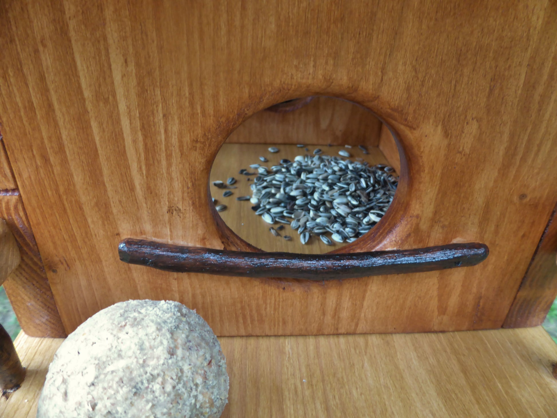 Vogelfutterhaus mit rotem  Dach und   Meisenknödelhalter - BalkanwoodDesign Handmade