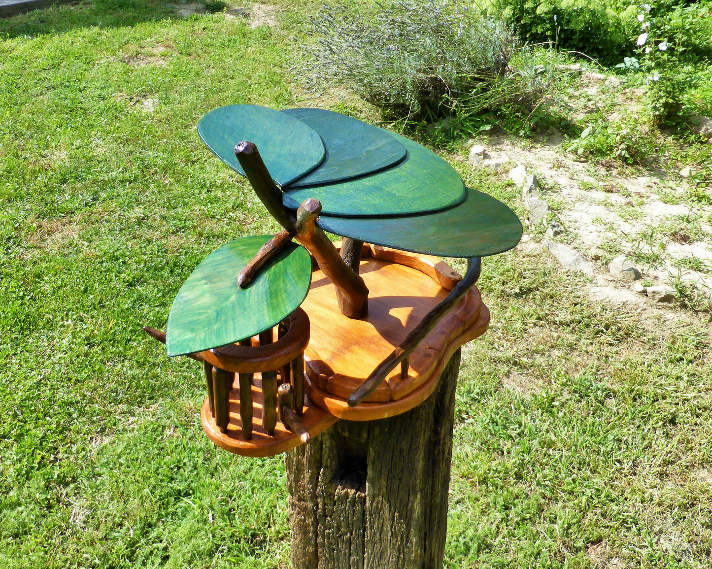 Vogelfutterhaus mit grünem Dach und Meisenknödelhalter - BalkanwoodDesign Handmade