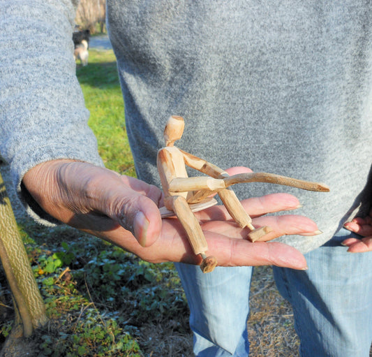 Holzfigur -Angler Skulptur Angelsport Geschenk Hobbyangler Handarbeit  stehend oder sitzend - BalkanwoodDesign Handmade