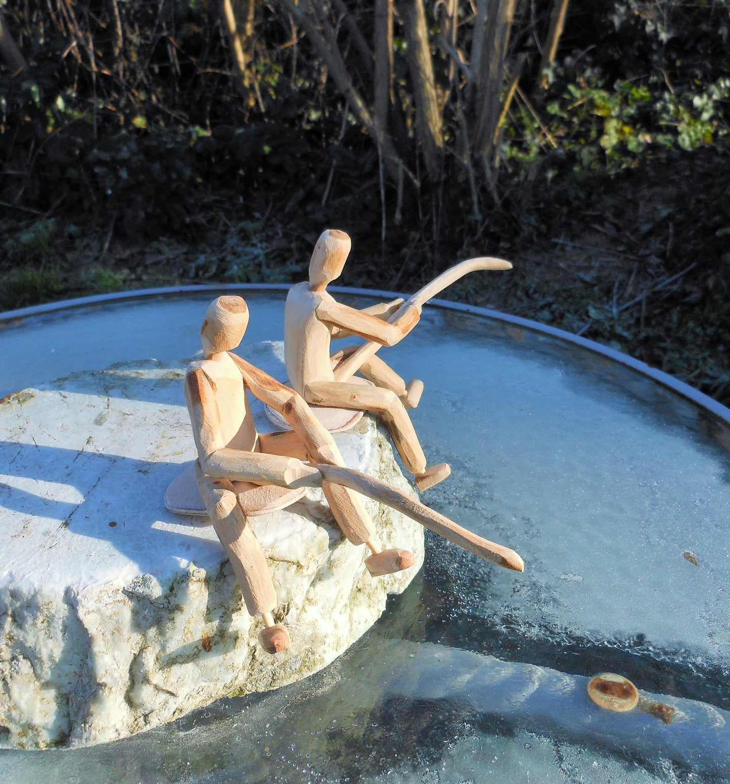 Holzfigur -Angler Skulptur Angelsport Geschenk Hobbyangler Handarbeit stehend oder sitzend - BalkanwoodDesign Handmade