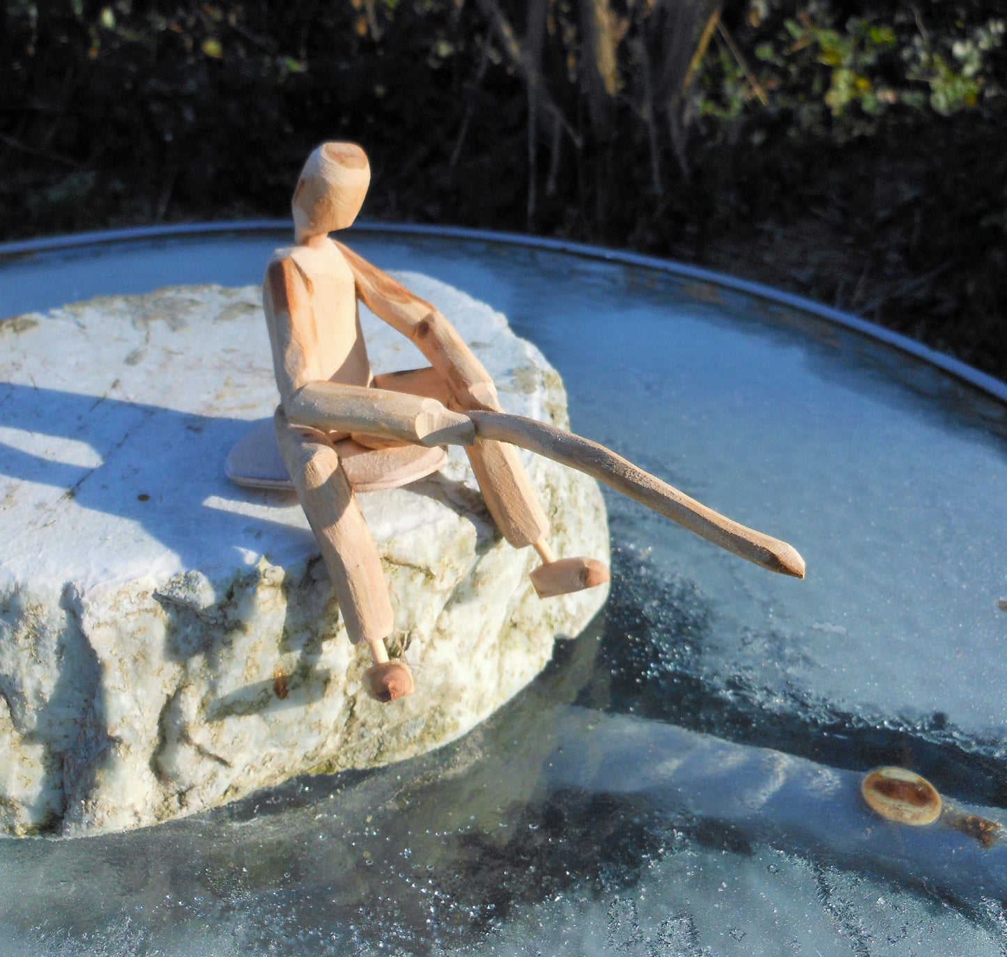 Holzfigur -Angler Skulptur Angelsport Geschenk Hobbyangler Handarbeit stehend oder sitzend - BalkanwoodDesign Handmade