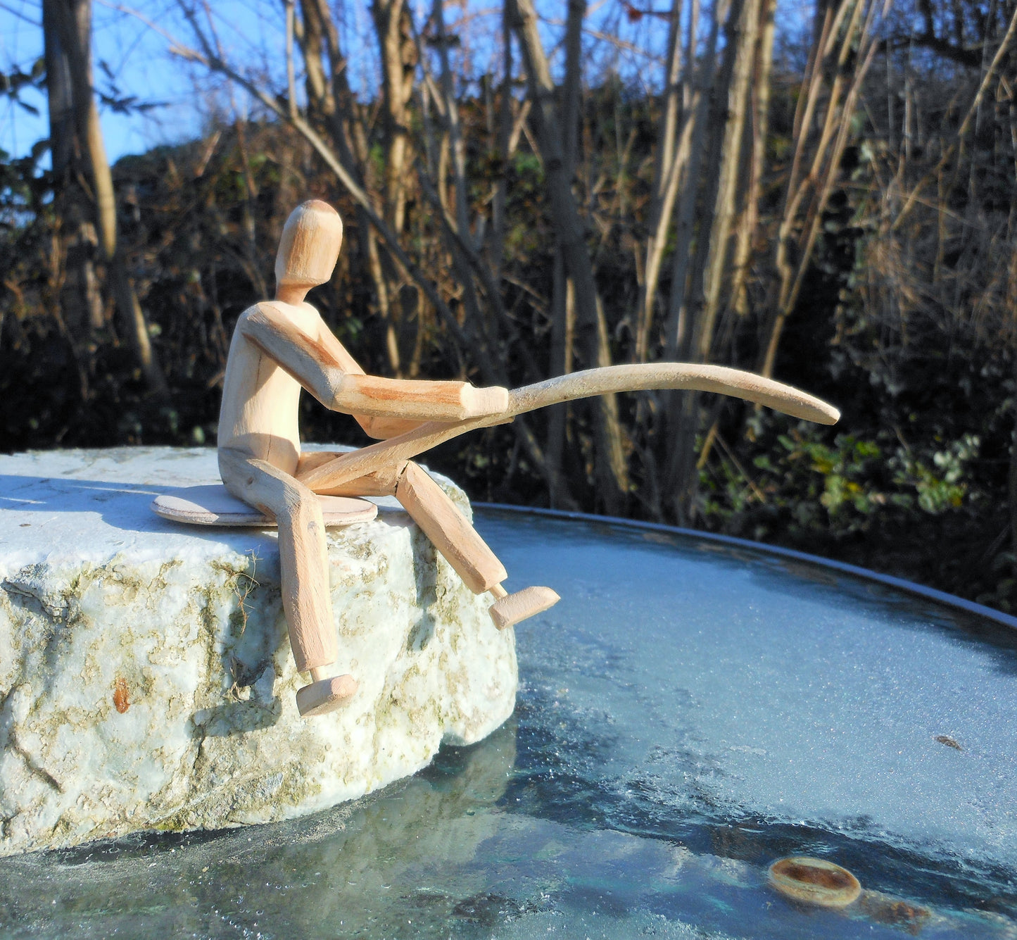 Holzfigur -Angler Skulptur Angelsport Geschenk Hobbyangler Handarbeit stehend oder sitzend - BalkanwoodDesign Handmade