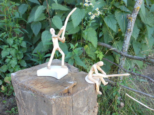 Holzfigur -Angler Skulptur Angelsport Geschenk Hobbyangler Handarbeit  stehend oder sitzend - BalkanwoodDesign Handmade