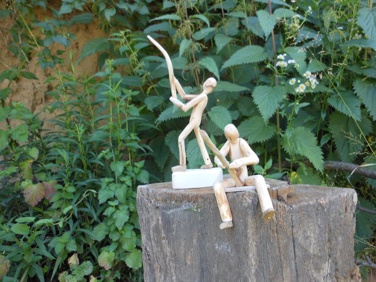 Holzfigur -Angler Skulptur Angelsport Geschenk Hobbyangler Handarbeit stehend oder sitzend - BalkanwoodDesign Handmade