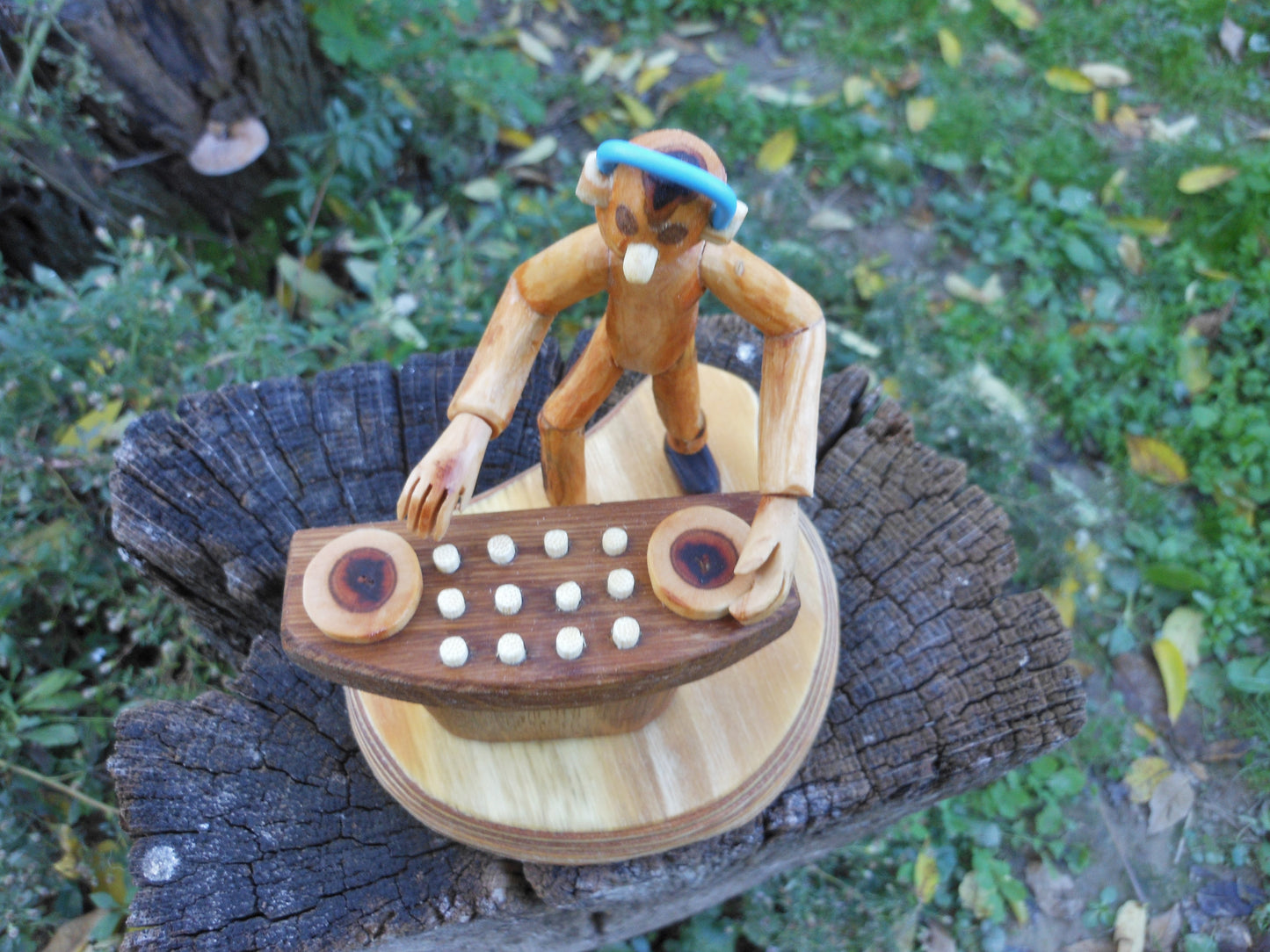DJ - Figur aus Naturästen und Ucycling Handarbeit - Holz Dekofigur nicht nur Musikfreaks - BalkanwoodDesign Handmade