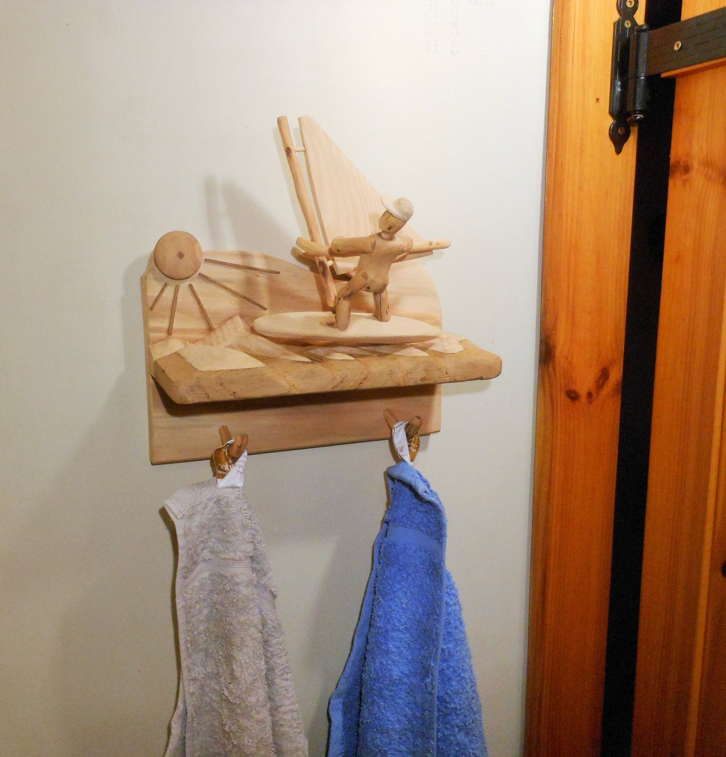 Windsurfer – Skulptur mit Handtuchhalter Windsurfer - Sculpture with towel rail - BalkanwoodDesign Handmade