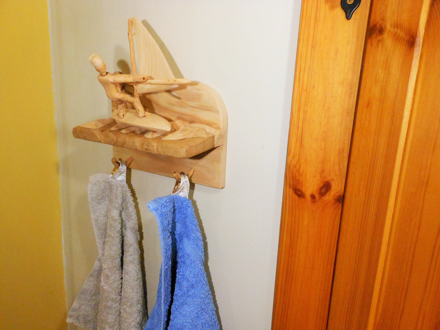Windsurfer – Skulptur mit Handtuchhalter Windsurfer - Sculpture with towel rail - BalkanwoodDesign Handmade