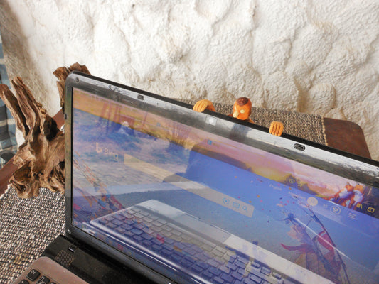 Hängende Holzfigur für Laptop Blumentopf Mauergucker - BalkanwoodDesign Handmade