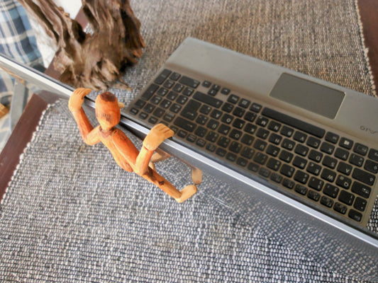 Hängende Holzfigur für Laptop Blumentopf Mauergucker - BalkanwoodDesign Handmade