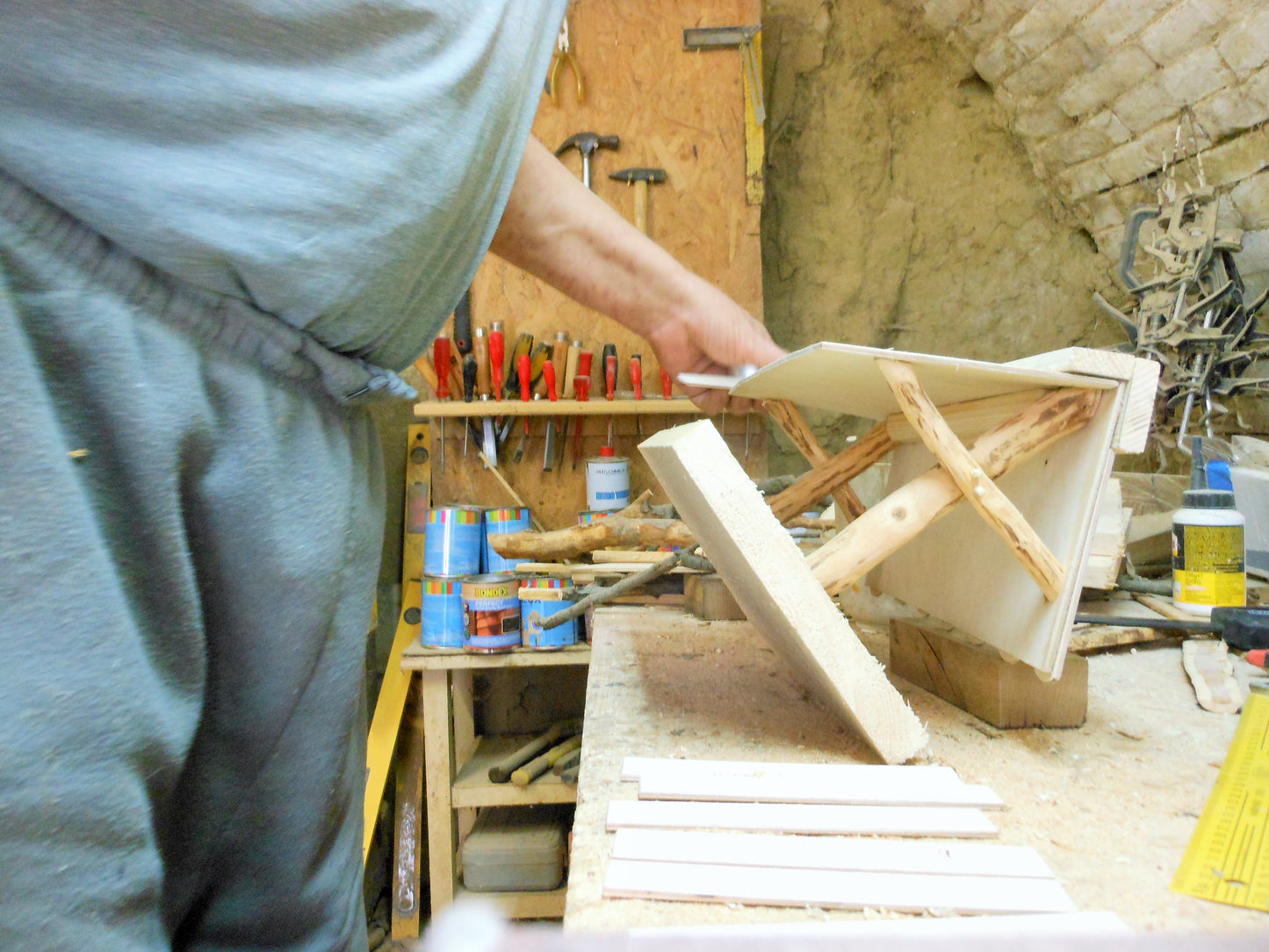 Vogelfutterhaus, reine Handarbeit, klassisch-rustikale Form - BalkanwoodDesign Handmade