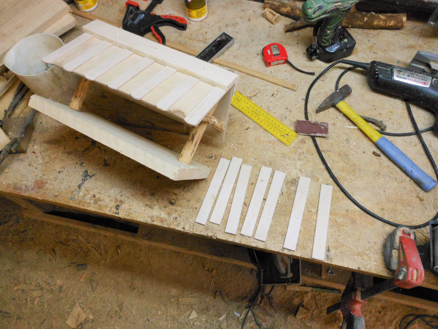 Vogelfutterhaus, reine Handarbeit, klassisch-rustikale Form - BalkanwoodDesign Handmade