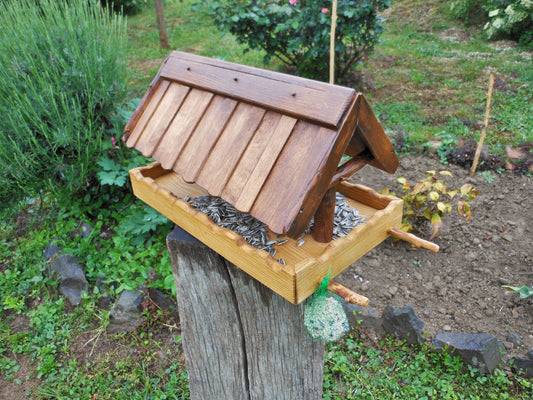 Vogelfutterhaus, reine Handarbeit, klassisch-rustikale Form - BalkanwoodDesign Handmade