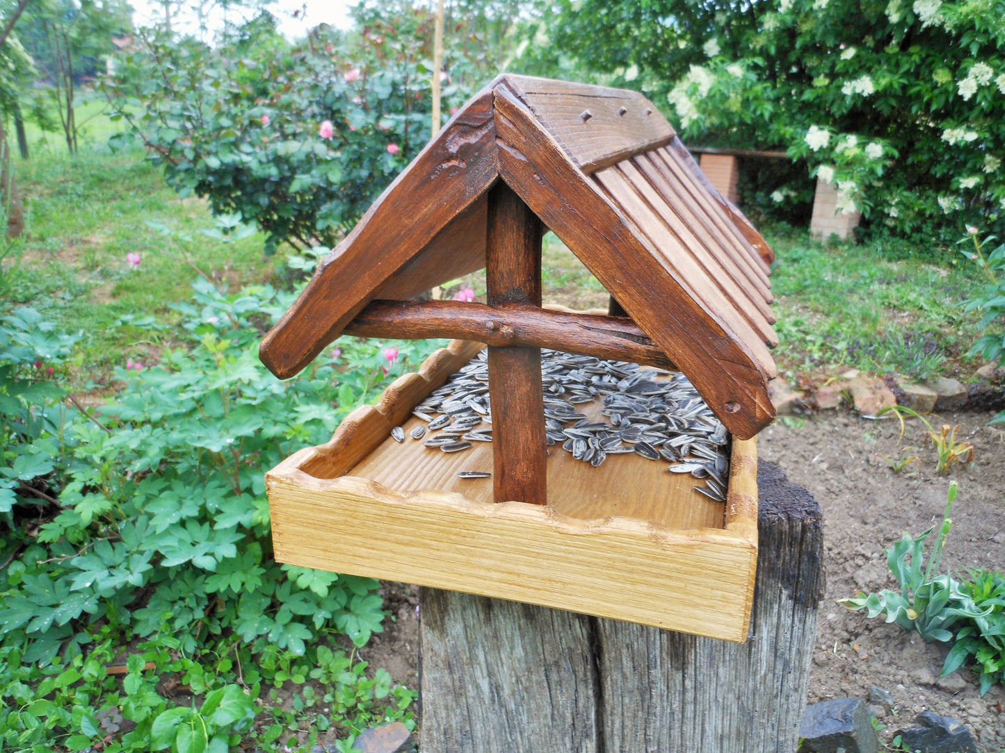 Vogelfutterhaus, reine Handarbeit, klassisch-rustikale Form - BalkanwoodDesign Handmade