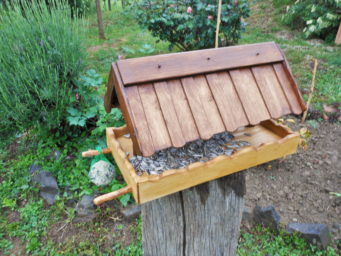 Vogelfutterhaus, reine Handarbeit, klassisch-rustikale Form - BalkanwoodDesign Handmade