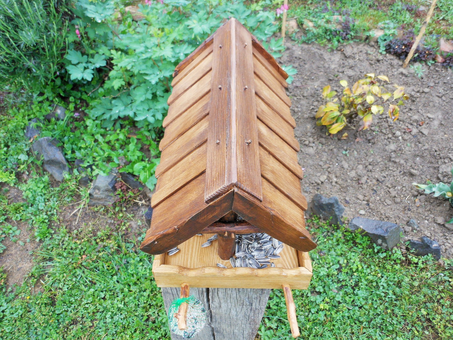 Vogelfutterhaus, reine Handarbeit, klassisch-rustikale Form - BalkanwoodDesign Handmade