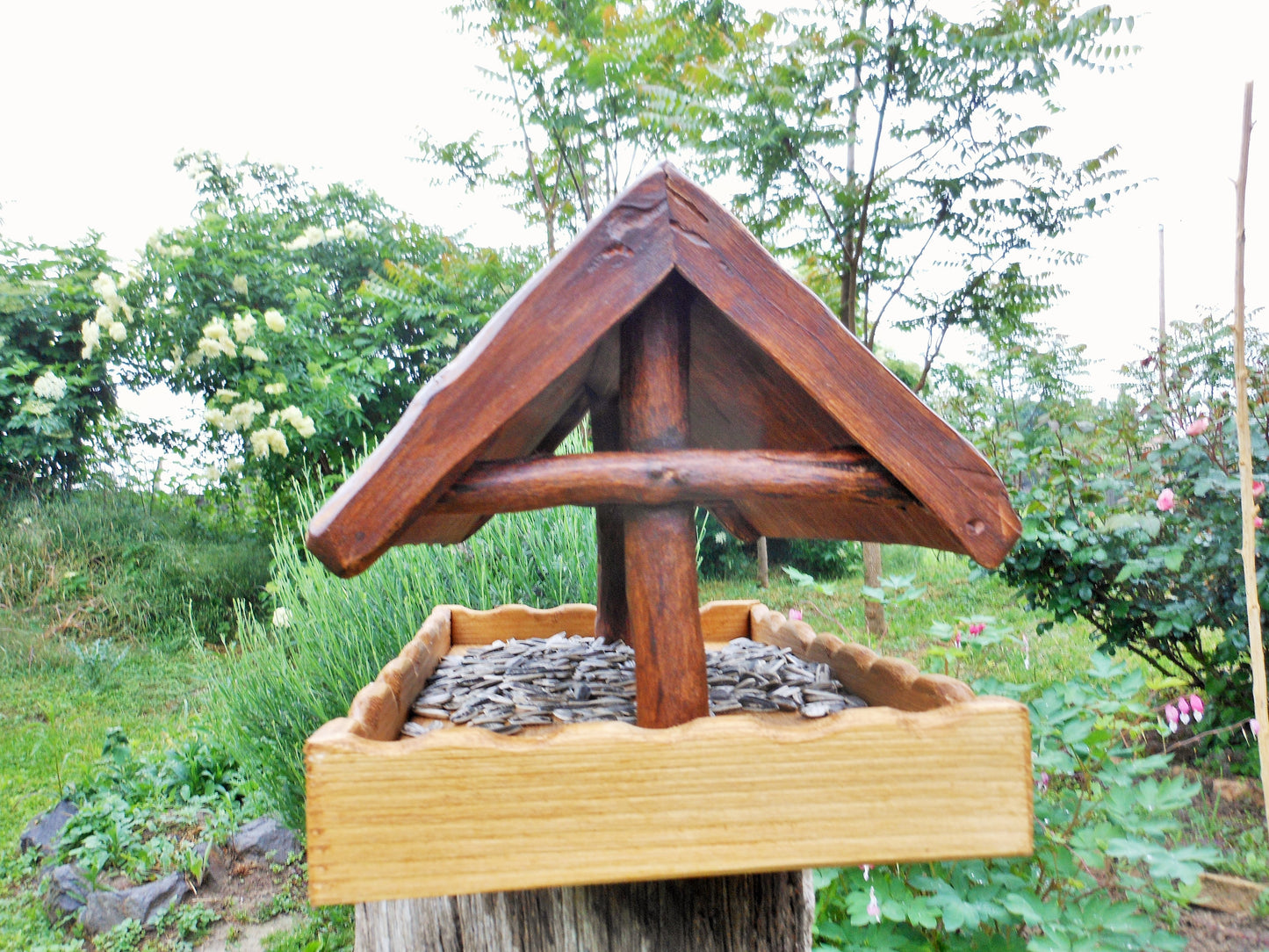 Vogelfutterhaus, reine Handarbeit, klassisch-rustikale Form - BalkanwoodDesign Handmade