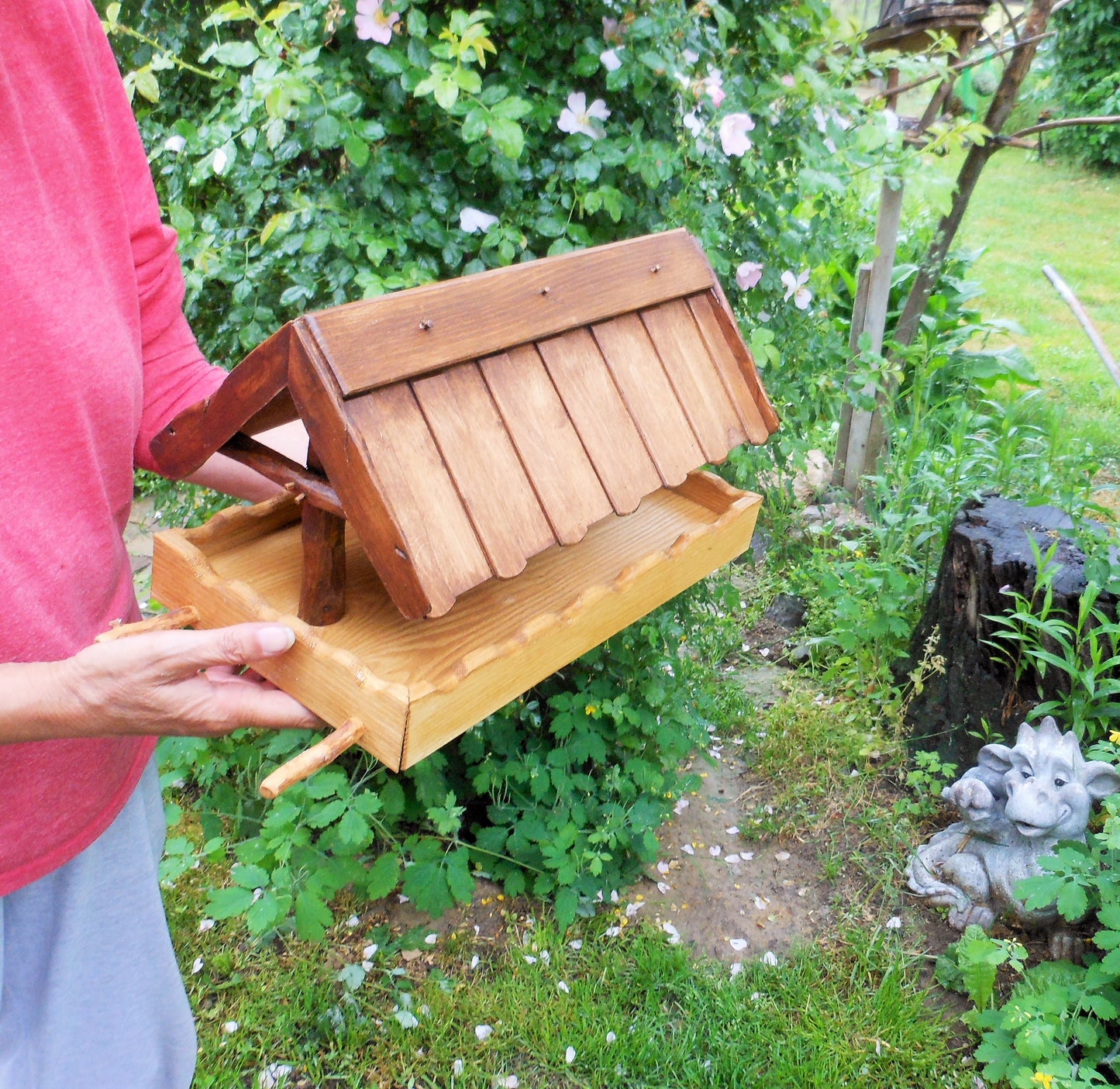 Vogelfutterhaus, reine Handarbeit, klassisch-rustikale Form - BalkanwoodDesign Handmade