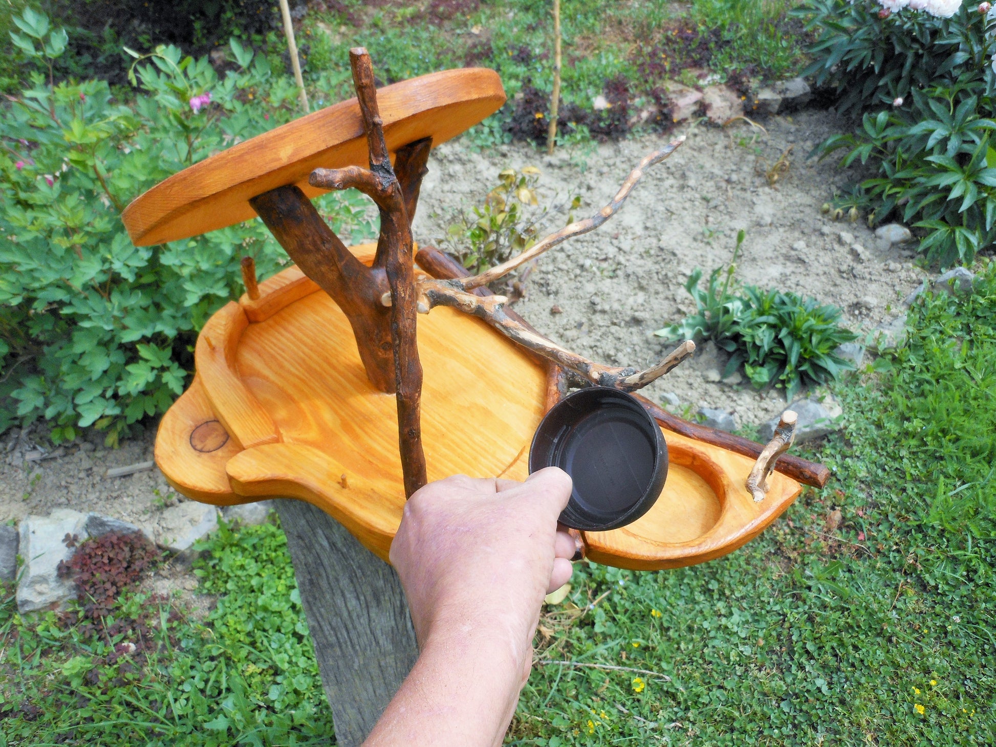Vogelfutterhaus mit Tränke  Vogeltränke  Aufwendige Handarbeit  Up-cycling-Tränke und uraltes Holz - BalkanwoodDesign Handmade