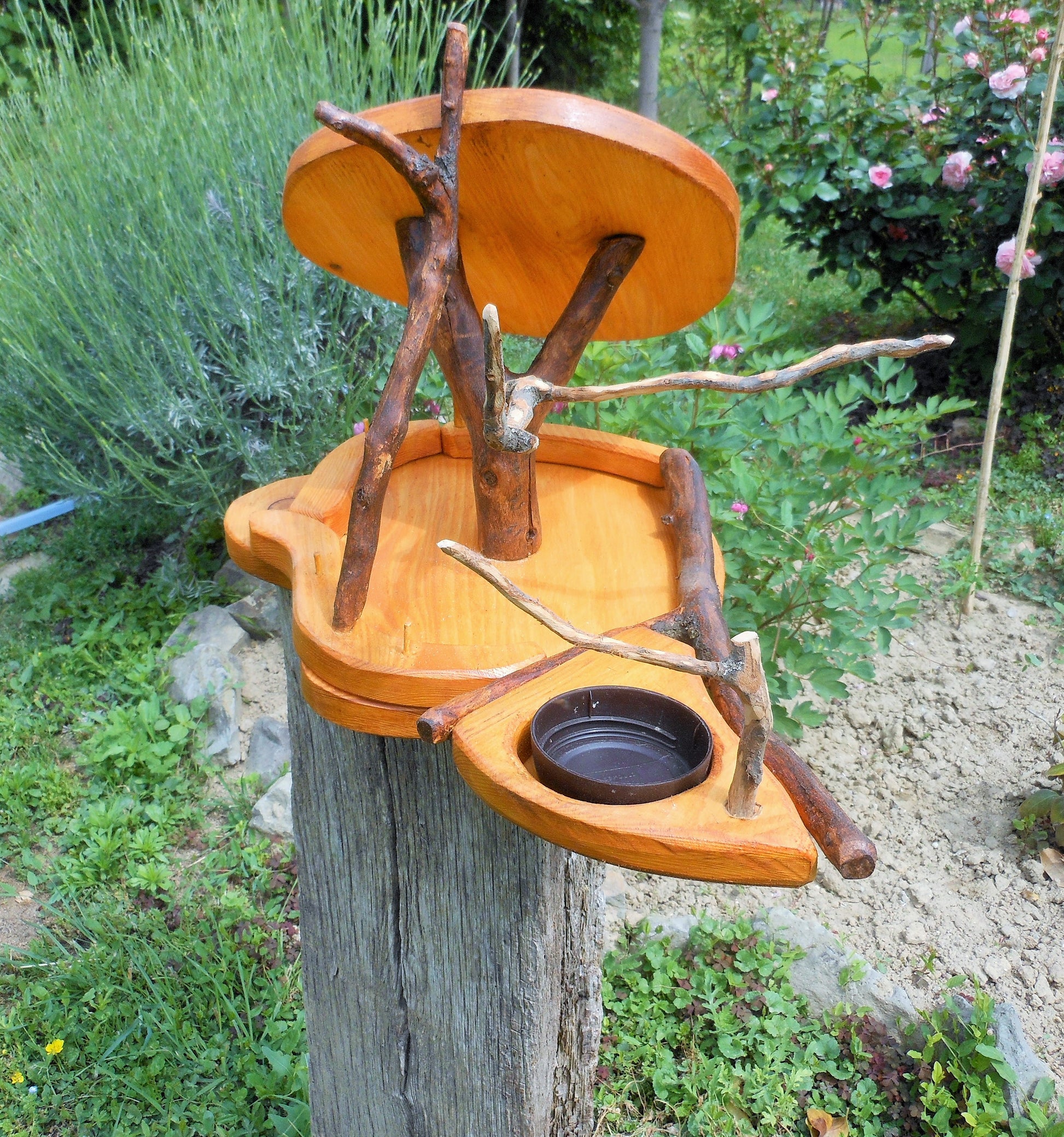 Vogelfutterhaus mit Tränke  Vogeltränke  Aufwendige Handarbeit  Up-cycling-Tränke und uraltes Holz - BalkanwoodDesign Handmade