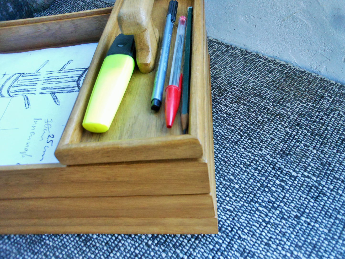 Stiftablage mit praktischem Tragegriff. Pen tray with practical carrying handle. - BalkanwoodDesign Handmade