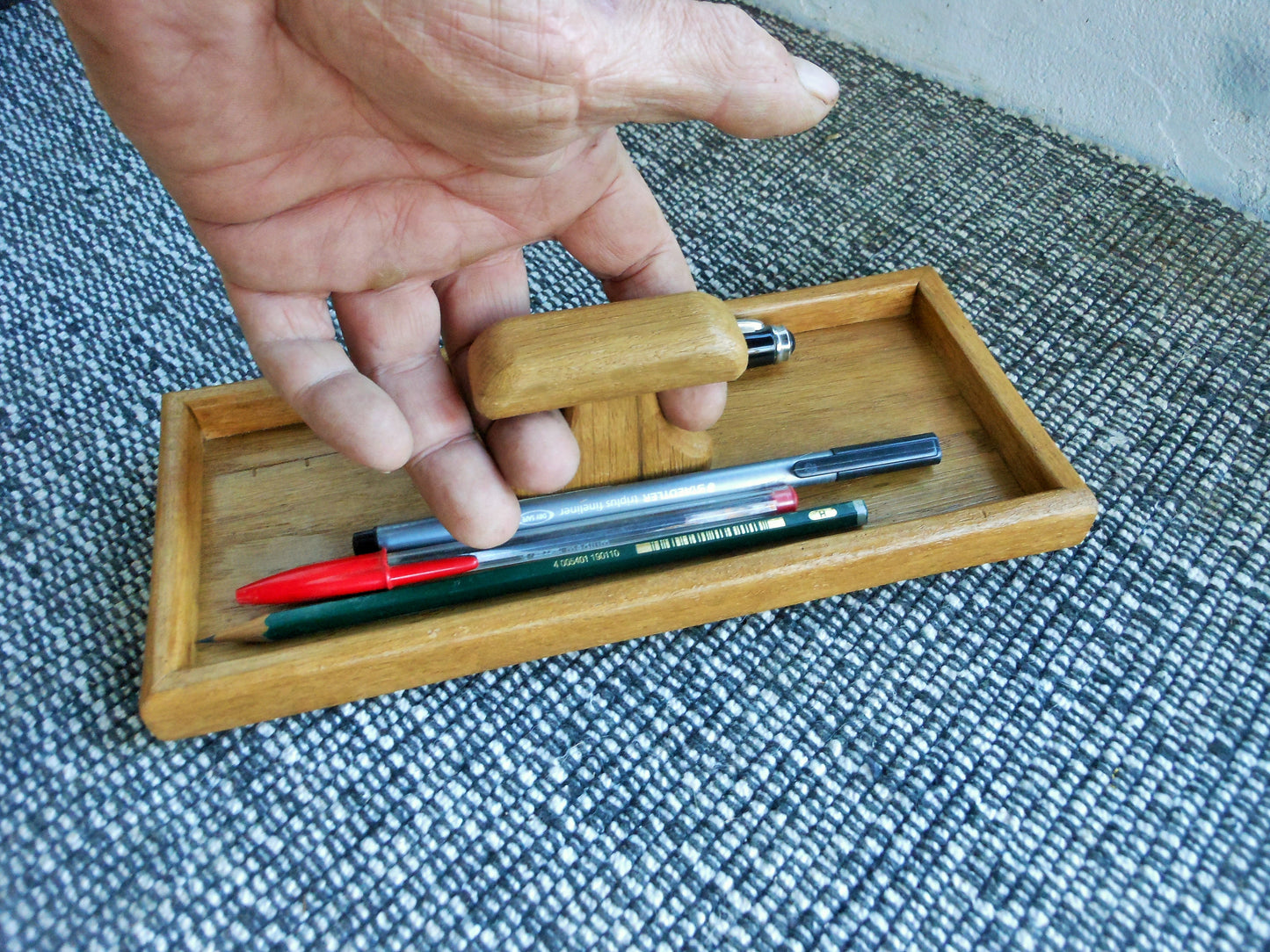 Stiftablage mit praktischem Tragegriff. Pen tray with practical carrying handle. - BalkanwoodDesign Handmade