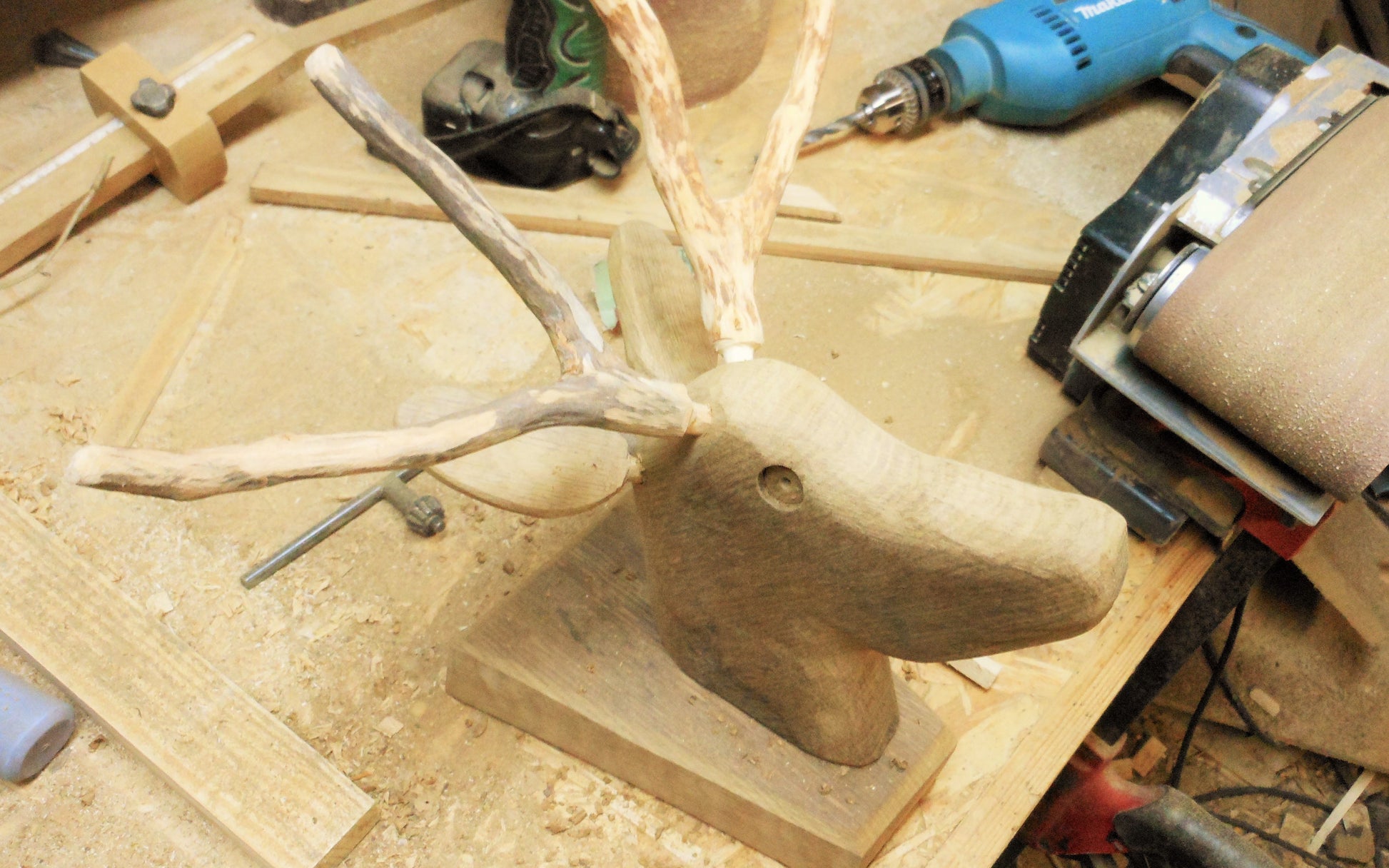 Kleiderhaken Schmuckaufhänger Vegane Jagdtophäe Hirsch Holzskulptur Handarbeit Upcycling - BalkanwoodDesign Handmade