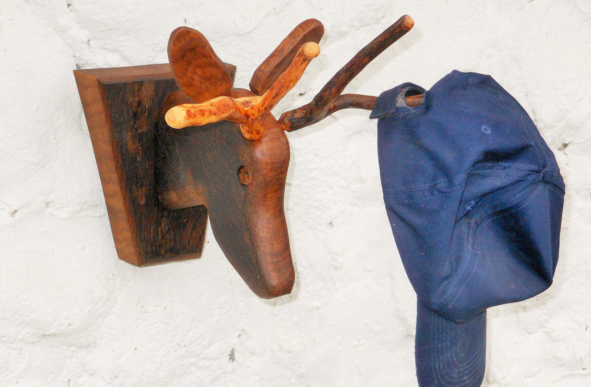 Kleiderhaken Schmuckaufhänger Vegane Jagdtophäe Hirsch Holzskulptur Handarbeit Upcycling - BalkanwoodDesign Handmade