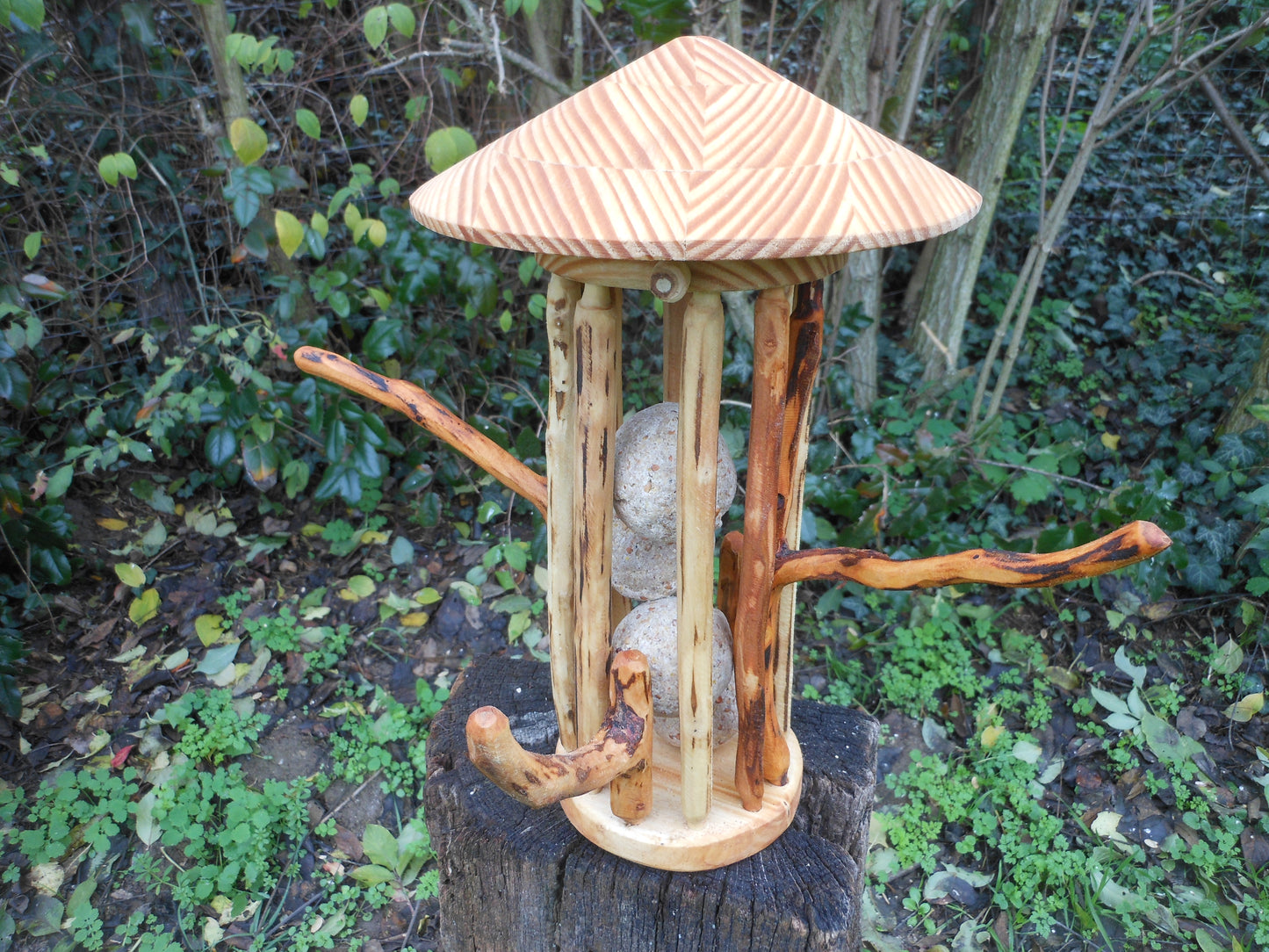 Meisenknödelhalter für Knödel ohne Netz mit Kegeldach Suet ball holder for dumplings without a net with a cone roof - BalkanwoodDesign Handmade