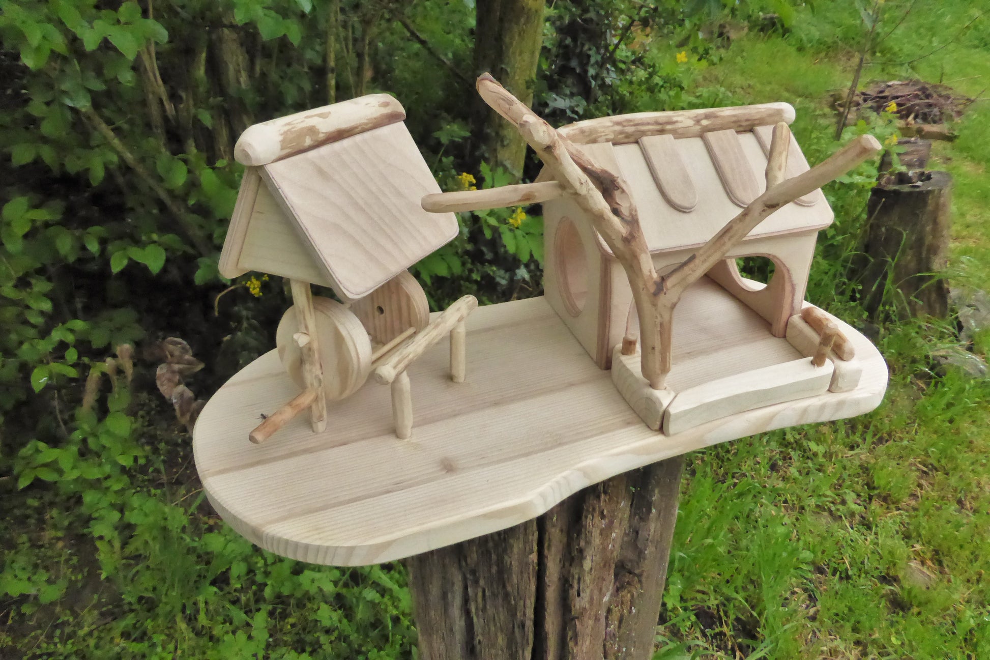 Vogelhaus mit Meisenknödelhalter  Bird house with fat ball holder - BalkanwoodDesign Handmade