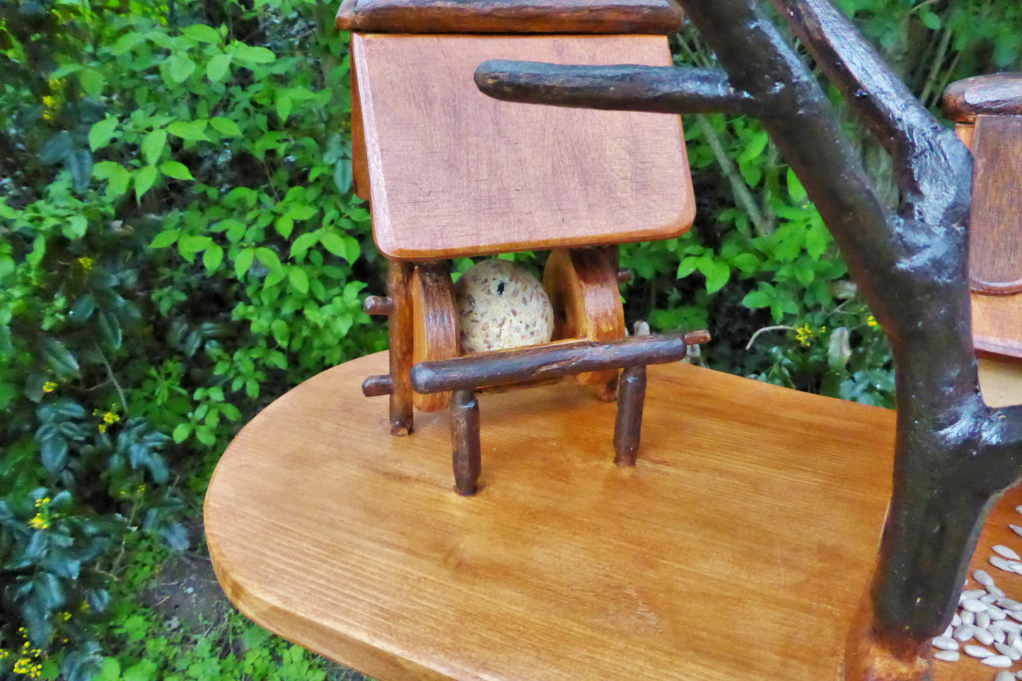Vogelhaus mit Meisenknödelhalter Bird house with fat ball holder - BalkanwoodDesign Handmade
