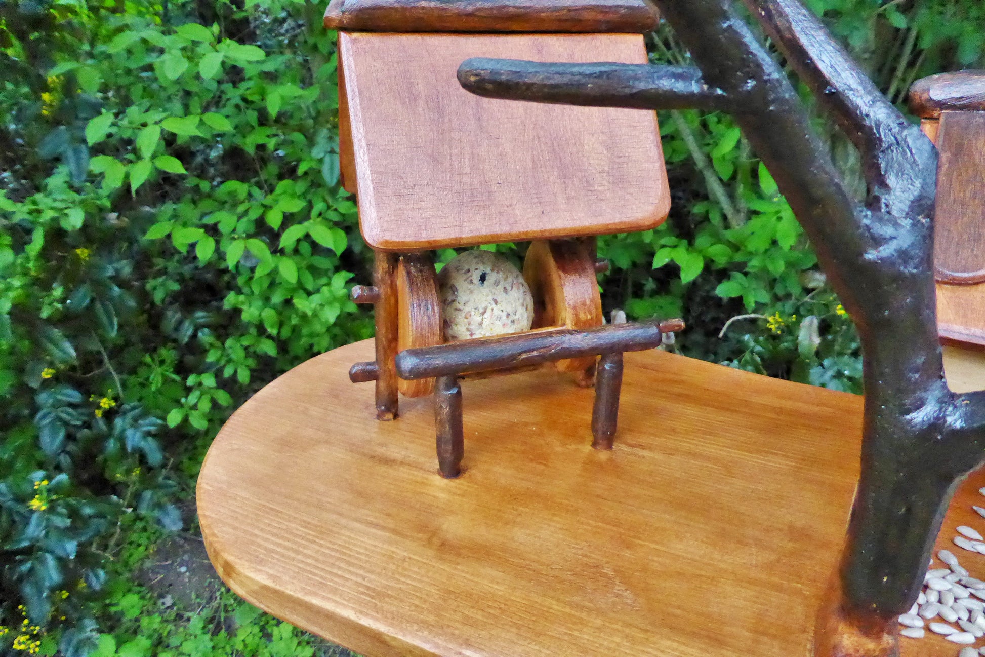 Vogelhaus mit Meisenknödelhalter  Bird house with fat ball holder - BalkanwoodDesign Handmade
