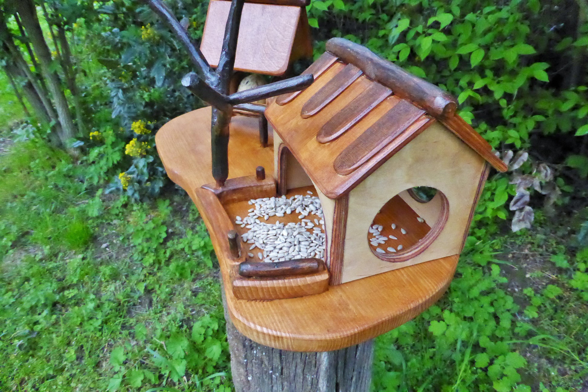 Vogelhaus mit Meisenknödelhalter  Bird house with fat ball holder - BalkanwoodDesign Handmade