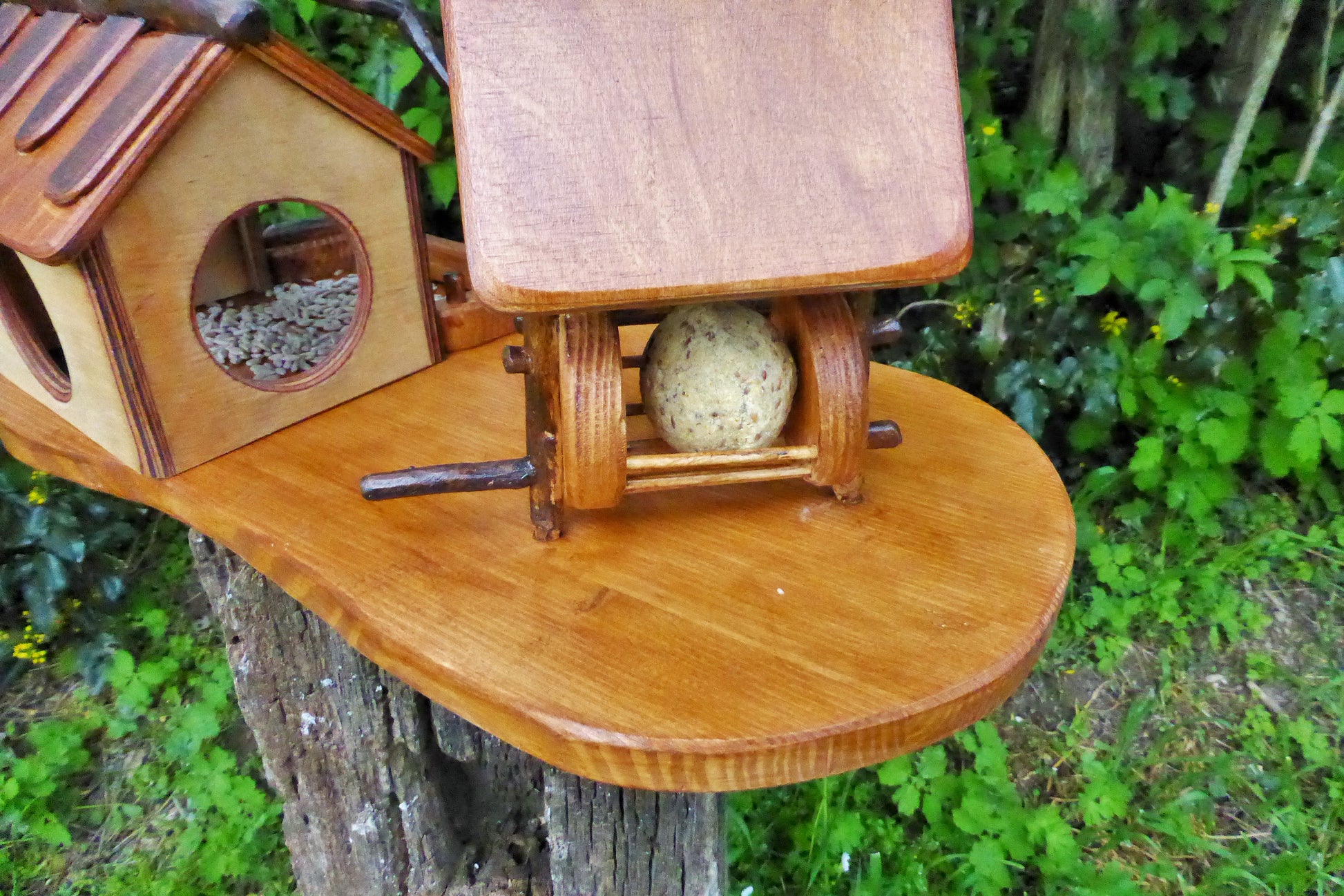 Vogelhaus mit Meisenknödelhalter  Bird house with fat ball holder - BalkanwoodDesign Handmade