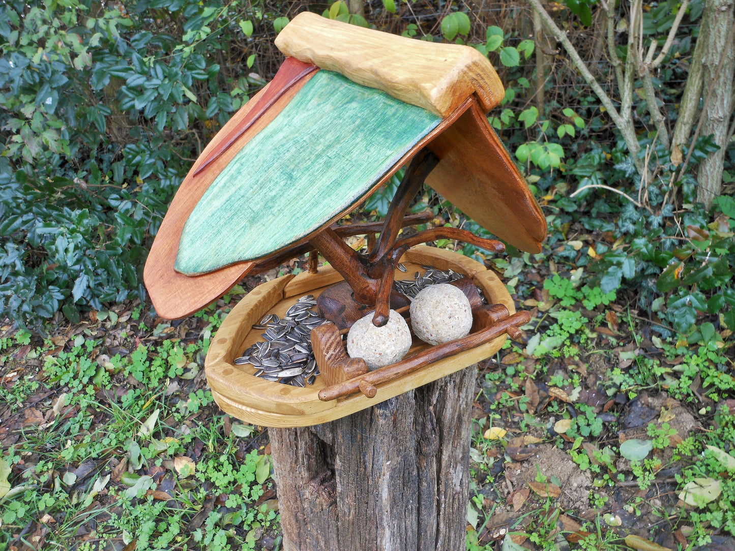 Vogelfutterhaus mit buntem Dach und Meisenknödelhalter Bird feeder with colorful roof and fat ball holder - BalkanwoodDesign Handmade