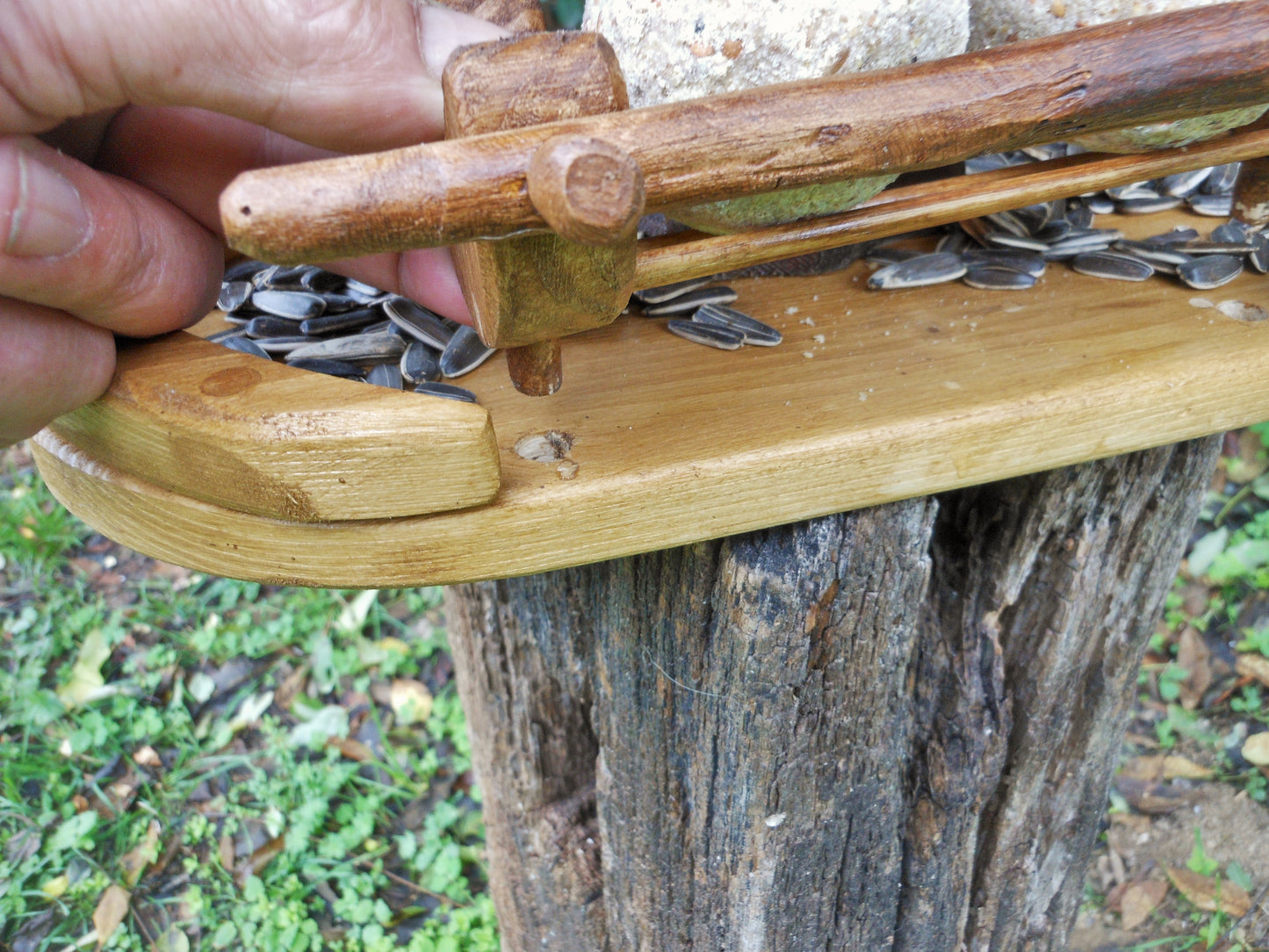Vogelfutterhaus mit buntem Dach und Meisenknödelhalter Bird feeder with colorful roof and fat ball holder - BalkanwoodDesign Handmade