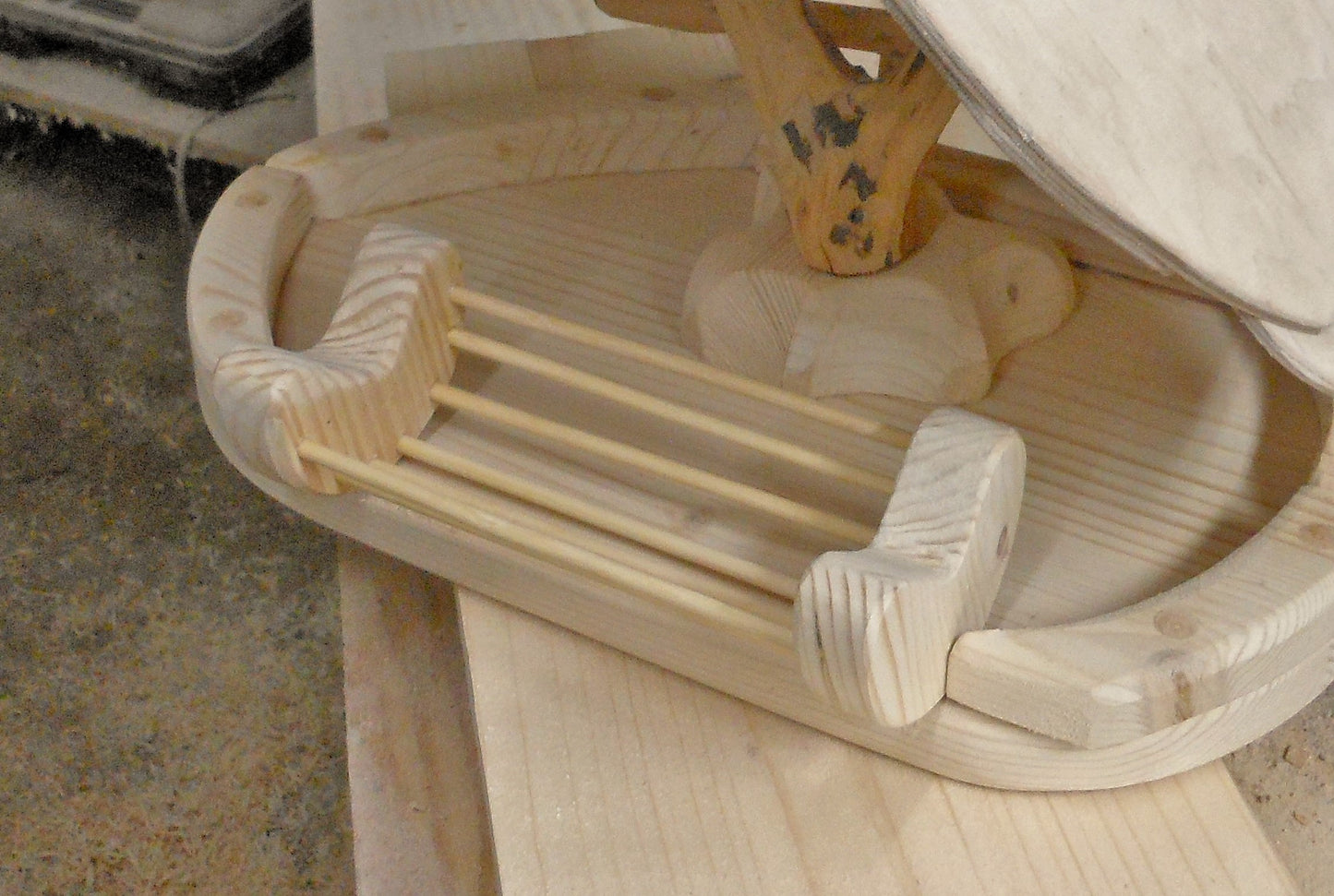 Vogelfutterhaus mit buntem Dach und Meisenknödelhalter Bird feeder with colorful roof and fat ball holder - BalkanwoodDesign Handmade