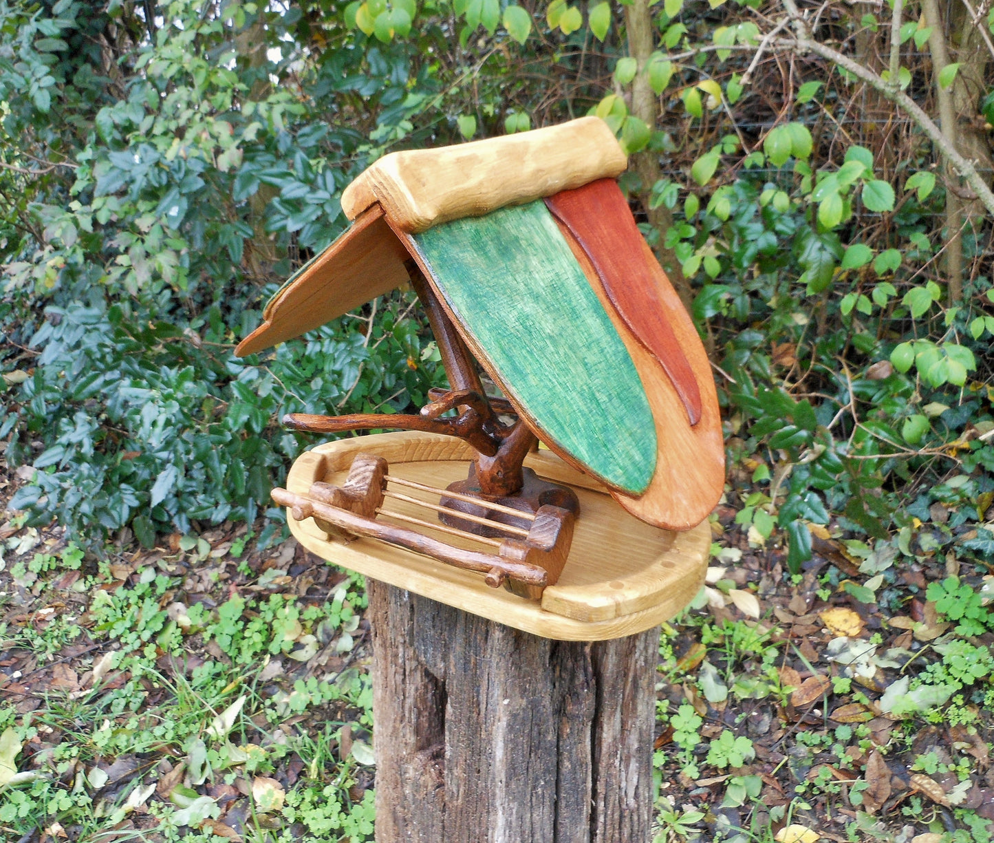 Vogelfutterhaus mit buntem Dach und Meisenknödelhalter Bird feeder with colorful roof and fat ball holder - BalkanwoodDesign Handmade