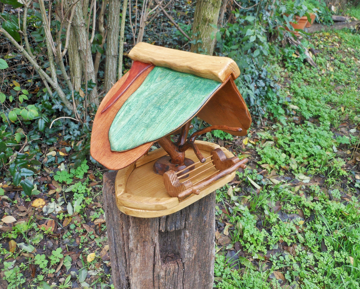 Vogelfutterhaus mit buntem Dach und Meisenknödelhalter Bird feeder with colorful roof and fat ball holder - BalkanwoodDesign Handmade