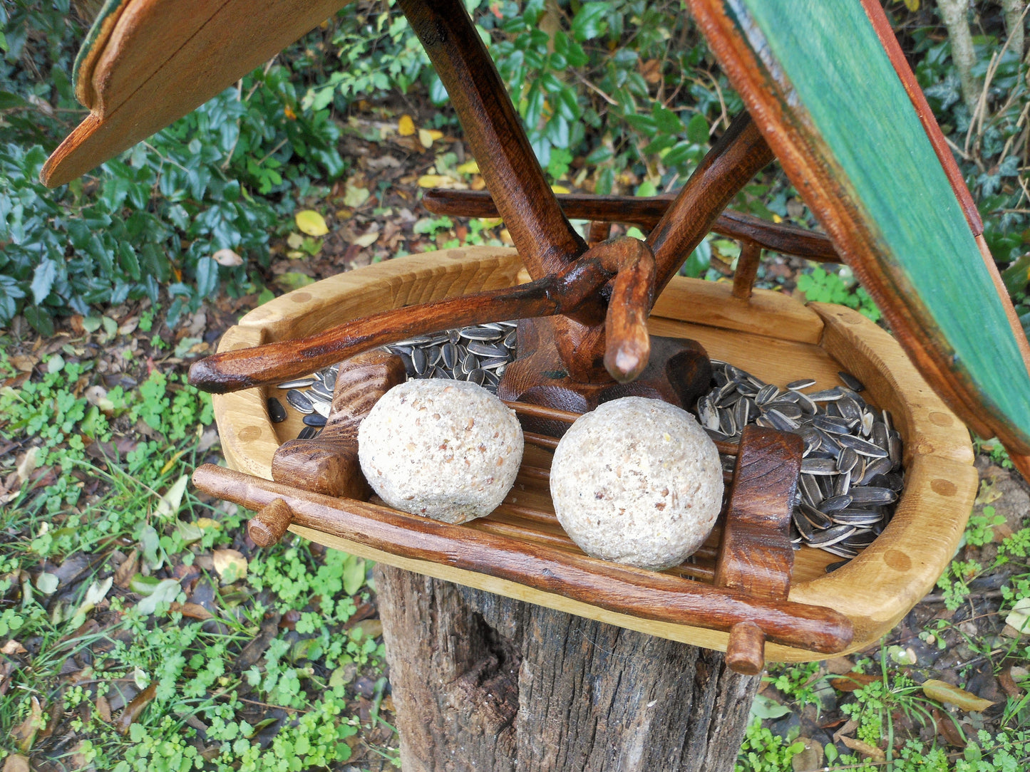 Vogelfutterhaus mit buntem Dach und Meisenknödelhalter Bird feeder with colorful roof and fat ball holder - BalkanwoodDesign Handmade